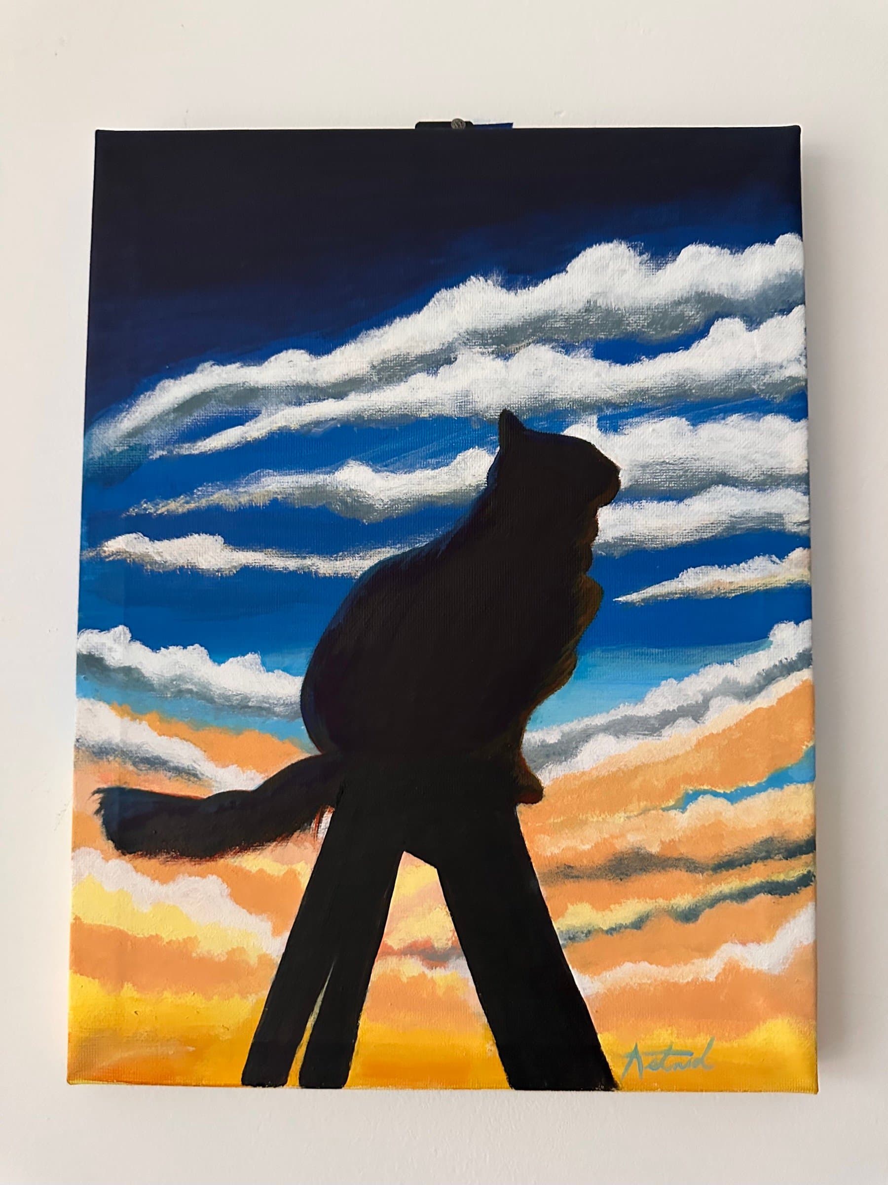 Pintura de la silueta negra de un gato sentado en contraluz frente a un cielo de atardecer con nubes en franjas azules, blancas, naranjas y amarillas