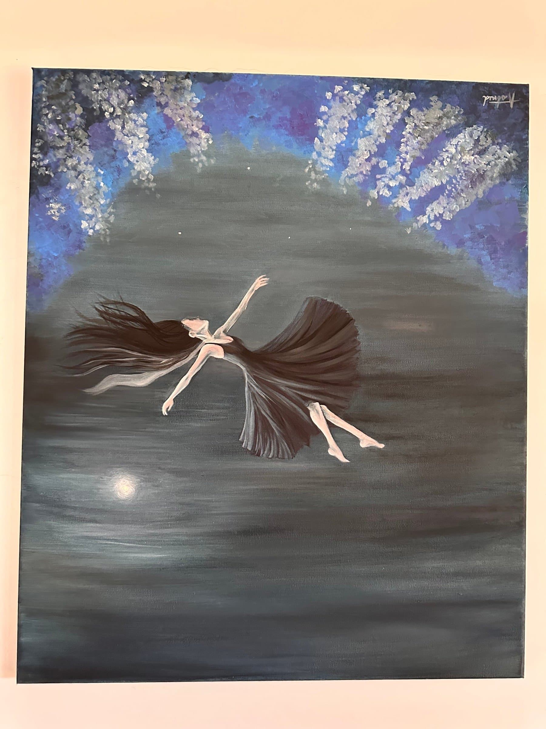 Pintura de una mujer con vestido oscuro flotando con el rostro hacia el cielo, bajo un arco de flores lilas y blancas sobre fondo gris azulado
