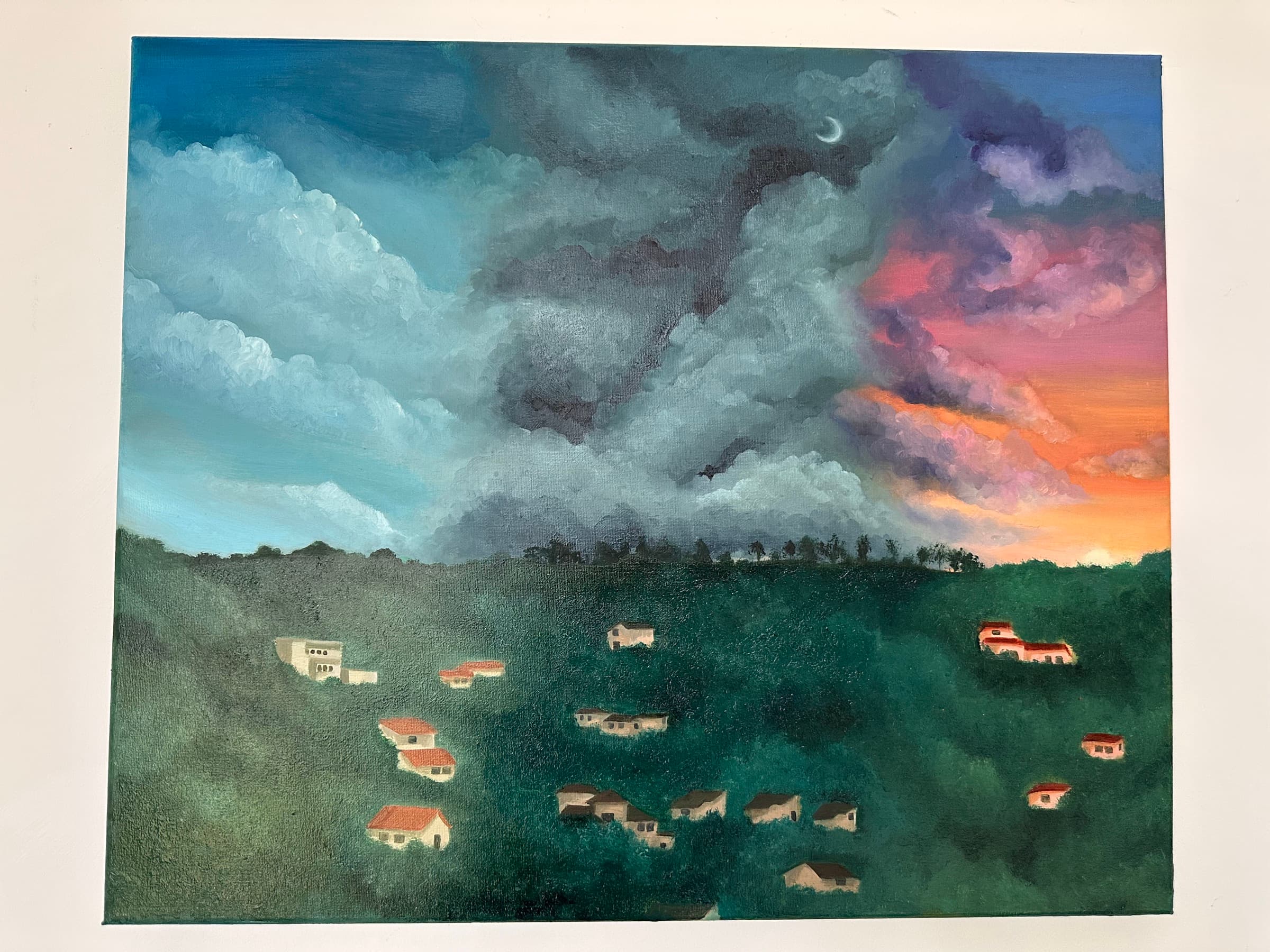 Pintura de un valle verde con pequeñas casas de techos rojos, bajo un cielo dramático que combina nubes de tormenta, luna creciente y un atardecer rosa y naranja