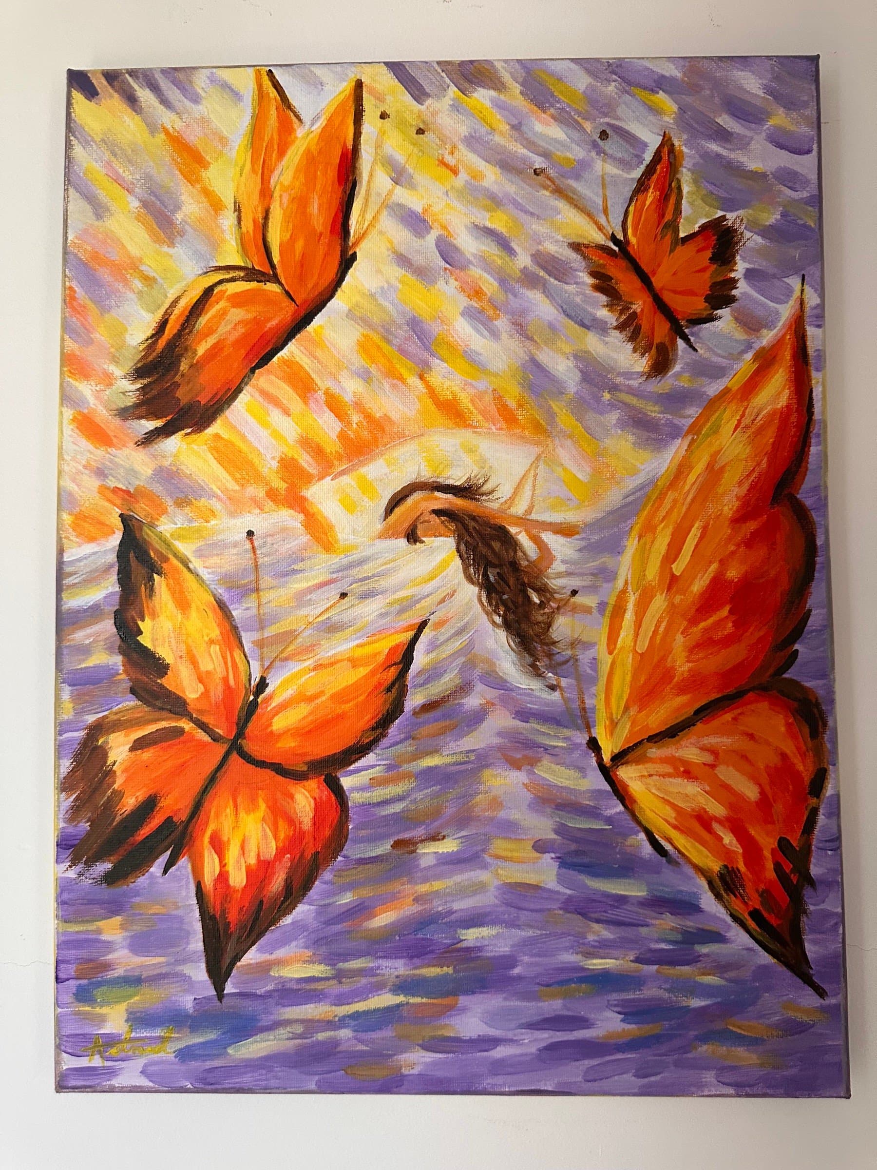 Pintura de una pequeña hada de cabello castaño volando entre cuatro grandes mariposas naranjas, sobre fondo de pinceladas impresionistas en lila, amarillo y blanco