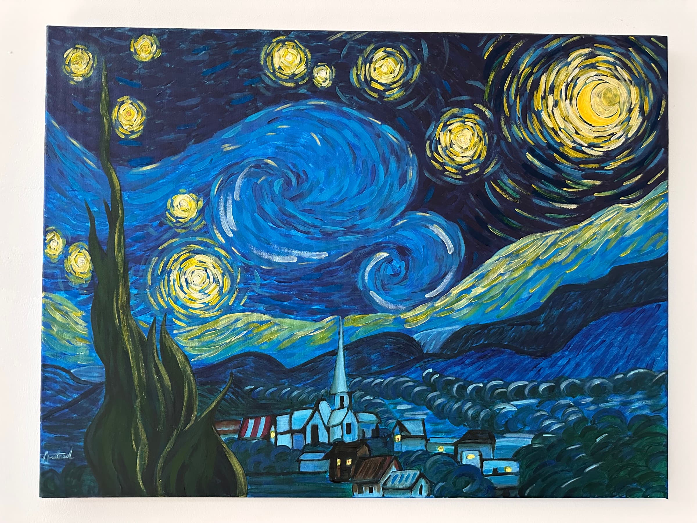 Reinterpretación pintada a mano de La Noche Estrellada de Van Gogh, con cielo de espirales azules, estrellas amarillas, ciprés y pueblo con campanario