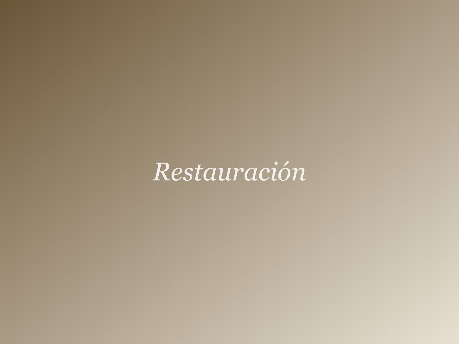 Mano con guante blanco restaurando el marco dorado de una pintura antigua